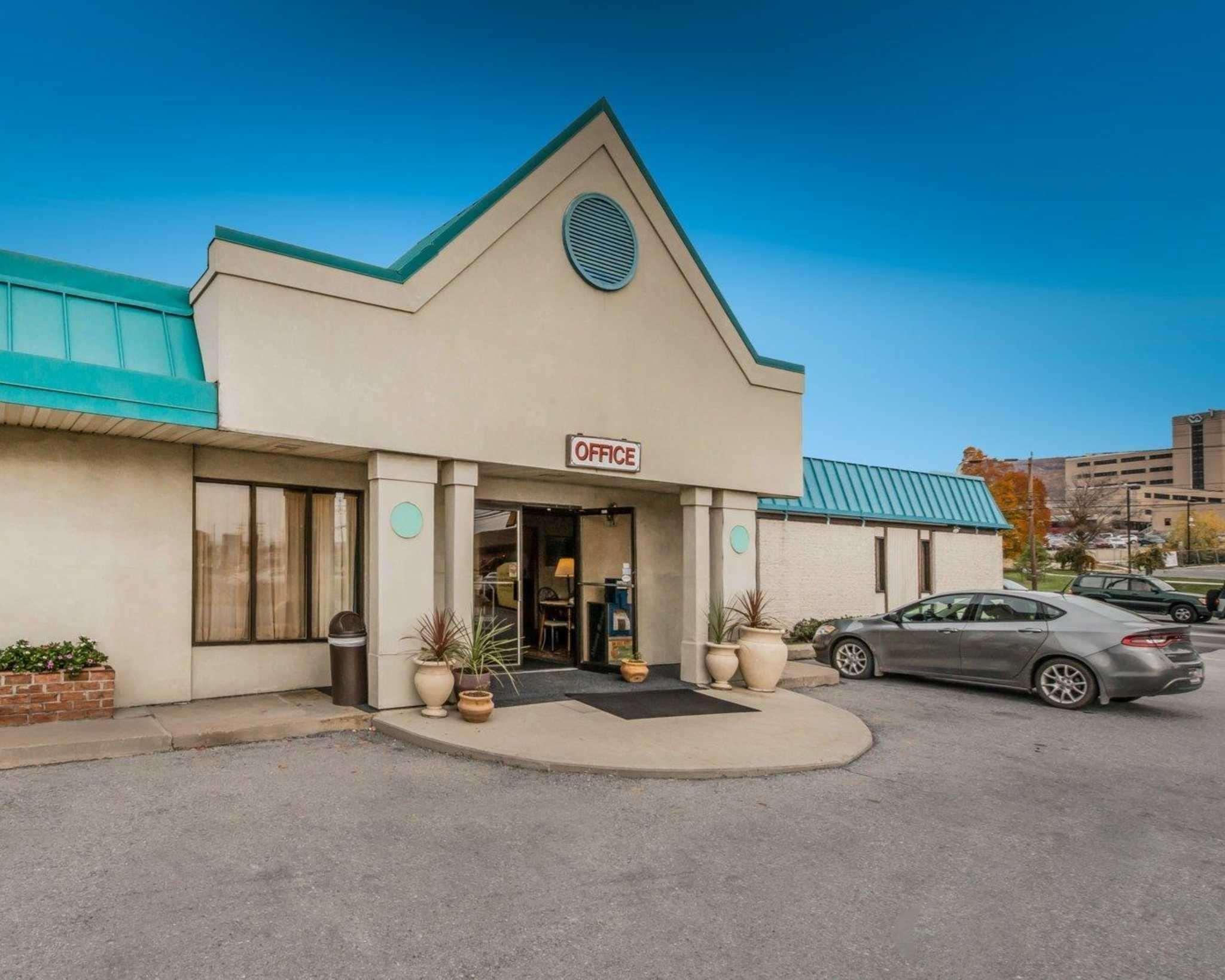 Econo Lodge Altoona I-99 Eksteriør billede