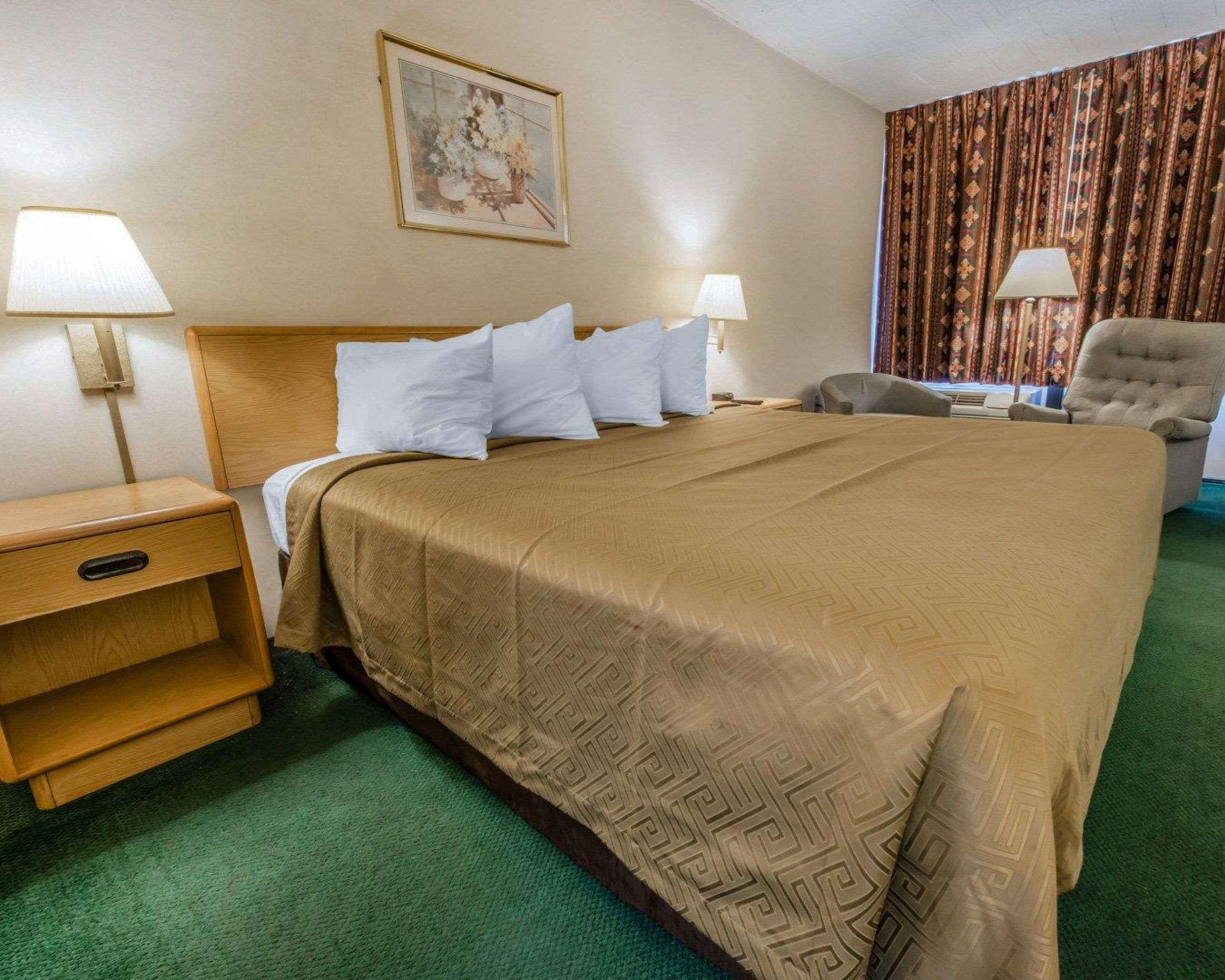 Econo Lodge Altoona I-99 Eksteriør billede
