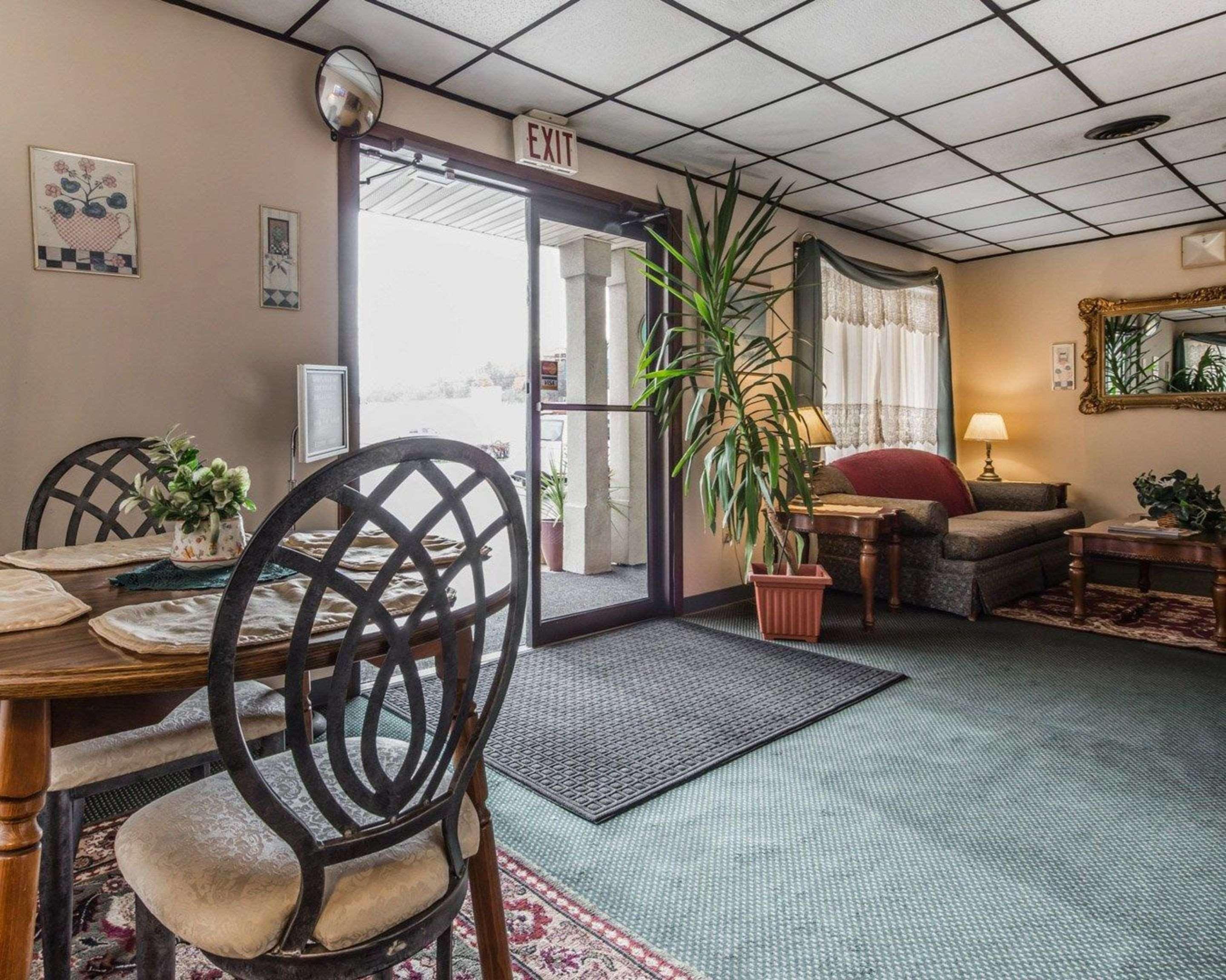 Econo Lodge Altoona I-99 Eksteriør billede